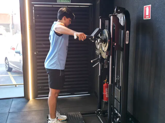 Profissional acompanhando exercício na Prime Force Academia