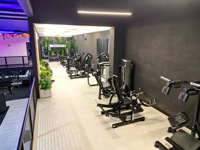 Corredor de máquinas da área de musculação da Prime Force
