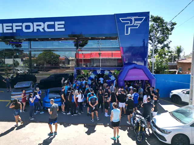 Público reunido em evento na fachada da Prime Force