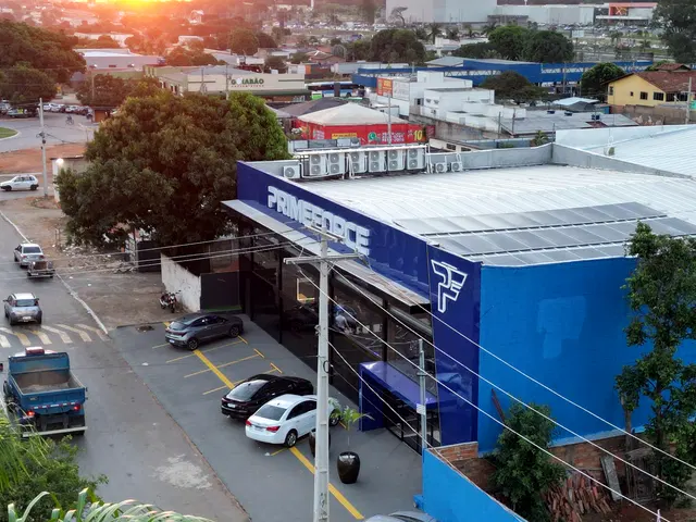 Fachada azul da Prime Force Academia com letreiro