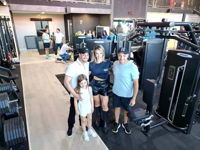 Famílias e alunos reunidos em frente à Prime Force Academia