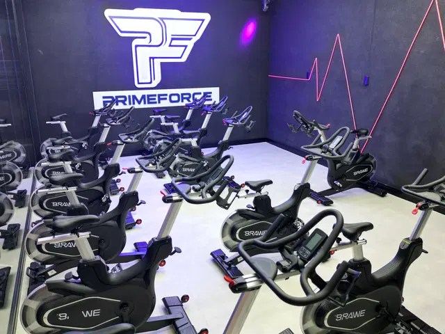 Bicicletas e identidade visual na sala de spinning da Prime Force